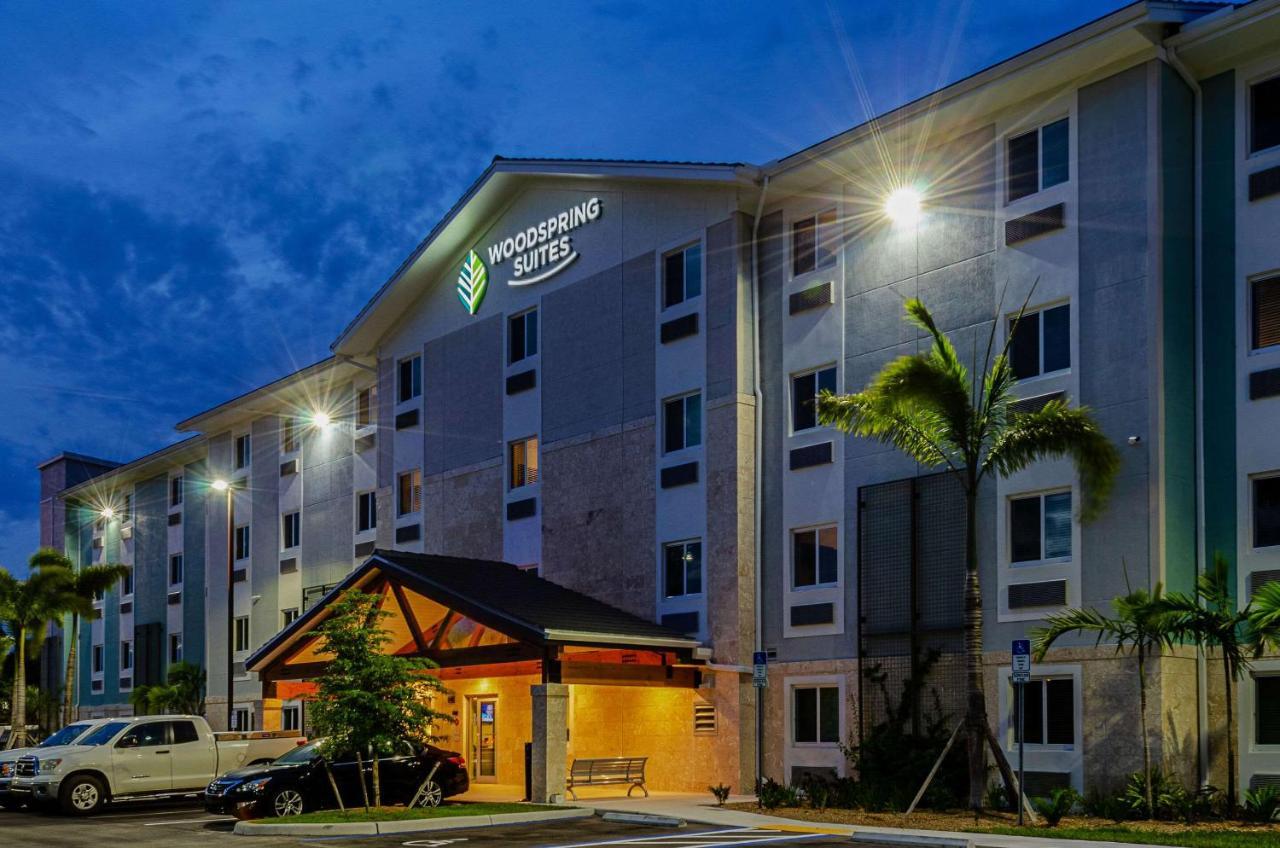 Woodspring Suites Naples Golden Gate Kültér fotó