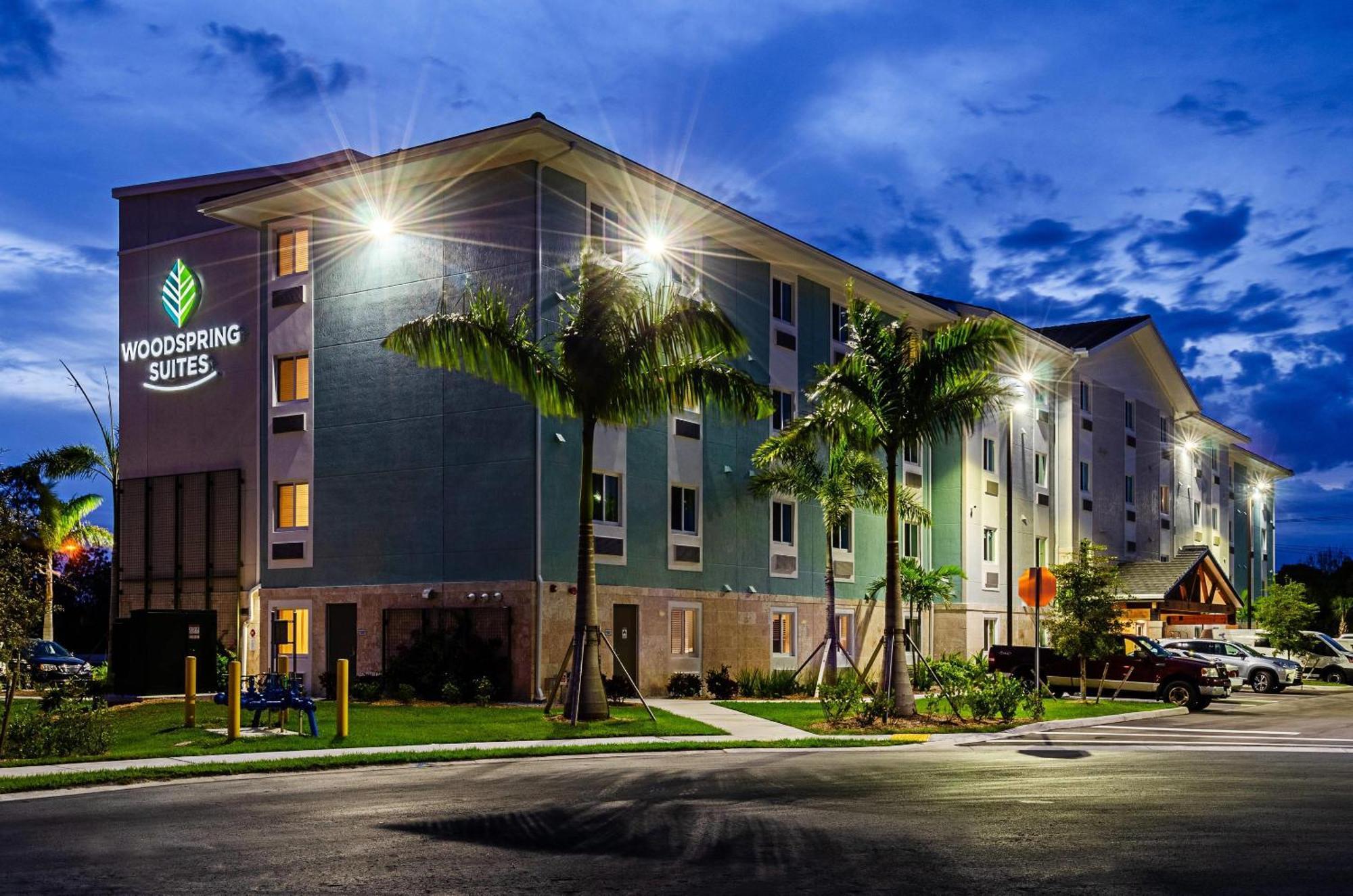 Woodspring Suites Naples Golden Gate Kültér fotó
